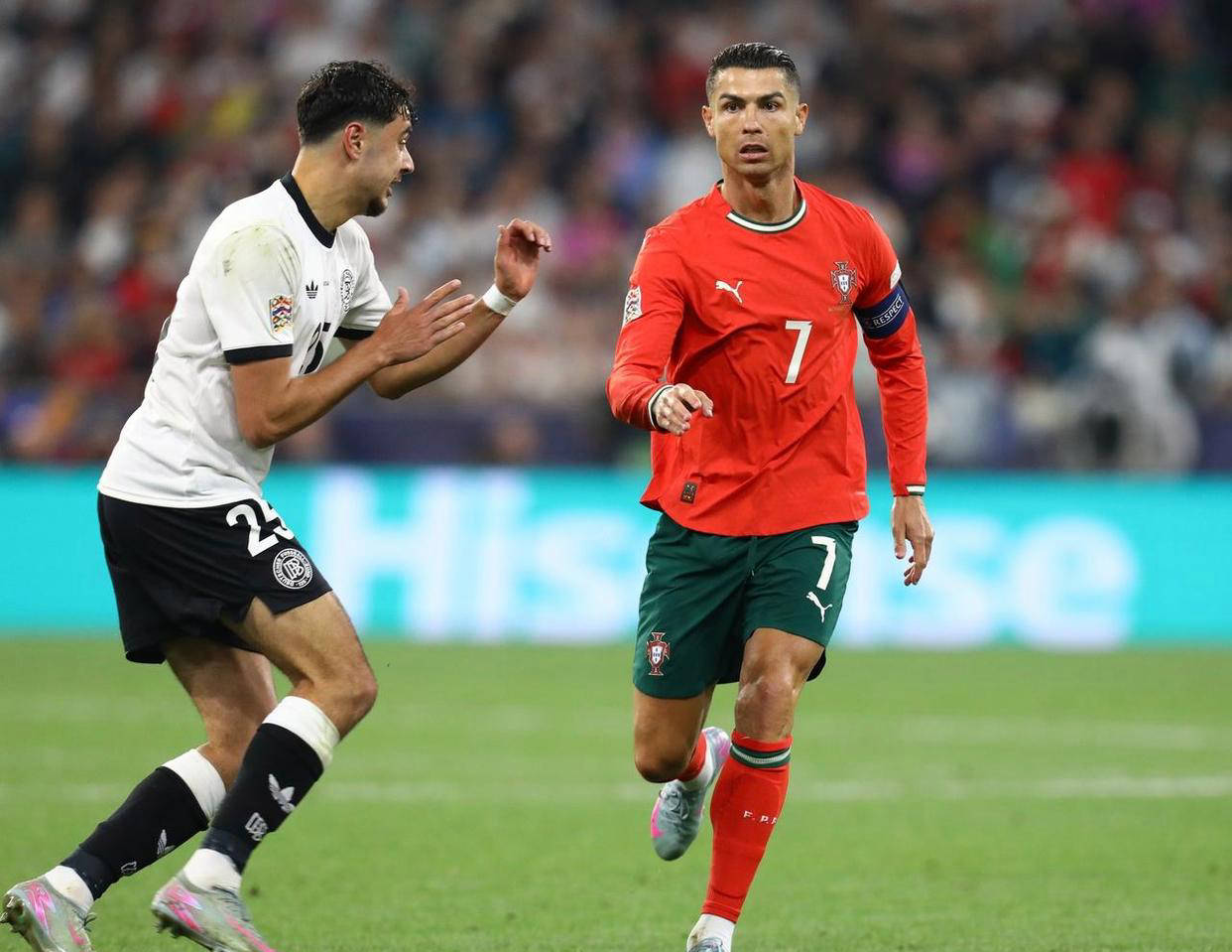 九游体育 登录 出色发挥引发热议！，C罗在中国队比赛中反败为胜引发球迷热议