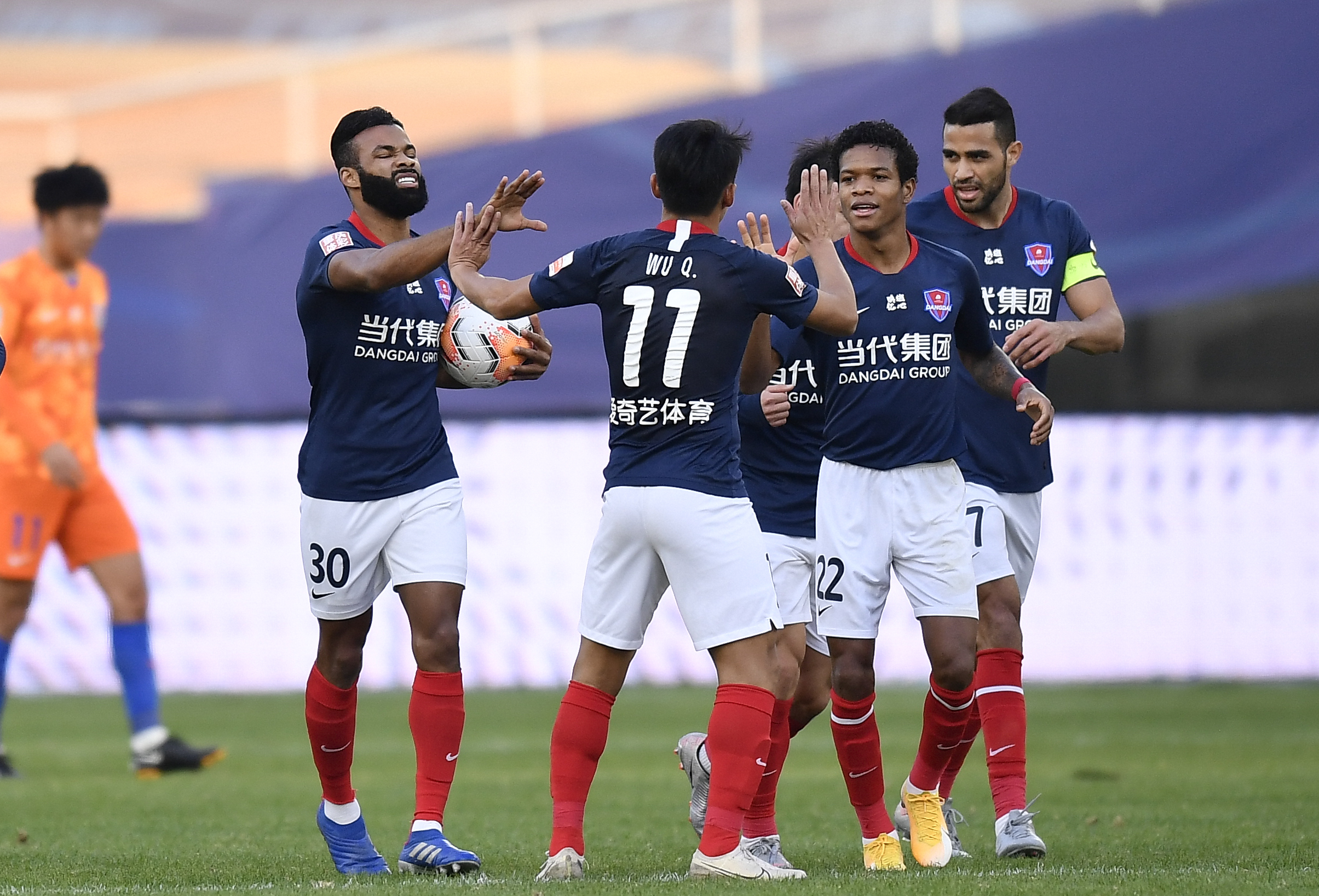 九游体育官方网站足球夜战：关东飞鹰队大胜燕赵犀牛队，临门一脚致胜锋线火力回暖的简单介绍